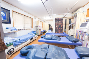 鈴木接骨院併設ドルフィンはりきゅう院で整体施術を受ける内観画像像