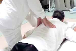 渡辺整体院　昭島院の肩こりの施術風景画像です。