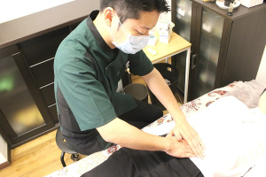 美容＆整体　Ｂｉｌｕｃｅの腰痛の施術風景画像です。