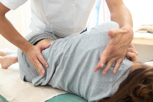 まる整骨院の腰痛の施術風景画像です。