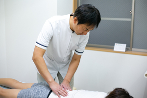 二条はしもと整骨院の腰痛の施術画像