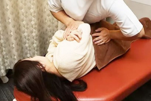 もりわき鍼灸整骨院 堺筋本町院の腰痛の施術風景画像です。