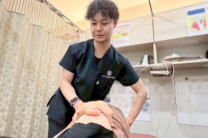 もりわき鍼灸整骨院 堺筋本町院の腰痛の施術風景画像です。