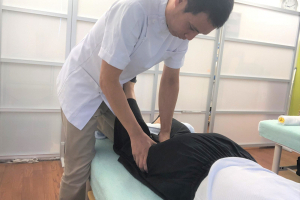 町田まつもと治療院のぎっくり腰の施術風景画像です。