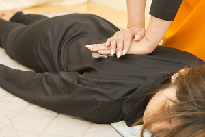 ＹＯＳＡ　ＰＡＲＫ　ｂｅｌｔ’ａの腰痛の施術風景画像です。