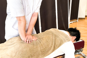 あすなろ接骨院　滝ノ水院の腰痛の施術画像