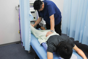 たみ整骨院の骨盤矯正施術の施術風景画像です。