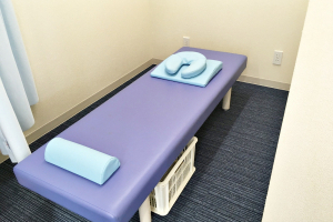 アオ骨盤ケア整骨院で整体施術を受ける内観画像