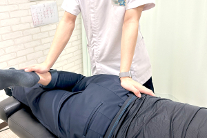 中区伏見　すずらん鍼灸接骨院の整体の施術風景画像です。