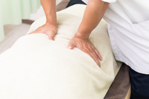 中区伏見　すずらん鍼灸接骨院の腰痛の施術画像