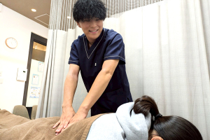 むげん整骨院・鍼灸院　四条寺町の腰痛の施術風景画像です。
