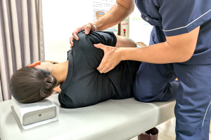 むげん整骨院・鍼灸院　四条寺町の肩こりの施術風景画像です。