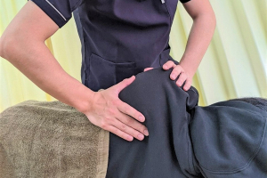 むげん整骨院・鍼灸院　四条烏丸の肩こりの施術風景画像です。