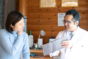 いなべ神秘の森鍼灸センターの整体施術のカウンセリング風景の画像