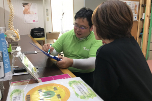 カイロプラクティックＴ−ｓｔｙｌｅのカウンセリング風景画像です。