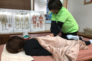 カイロプラクティックＴ−ｓｔｙｌｅの腰痛の施術風景画像です。
