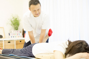 井上トータルコンディショニング江坂院の腰痛の施術風景画像です。