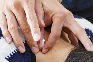 ワイズ那覇整骨院／ワイズ那覇鍼灸院の鍼灸施術の施術風景画像です。