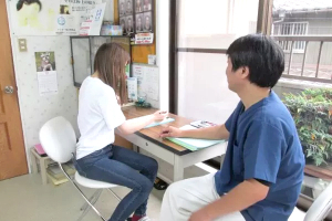 三河カイロプラクティック院の整体のカウンセリング風景画像です。