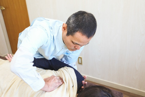 銘苅接骨院めかる整体院の肩こりの施術風景画像です。