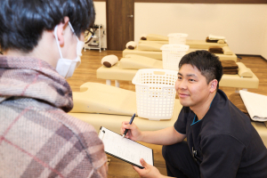 朝霞エキナカ整骨院のカウンセリング風景画像です。