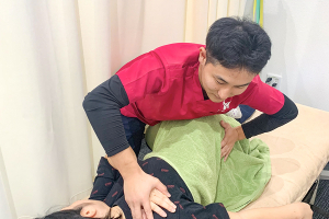 三郷中央駅前整骨院の骨盤矯正の施術風景画像です。