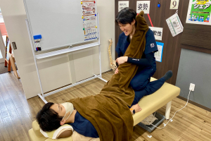 六実駅前整骨院の整体の施術風景画像です。