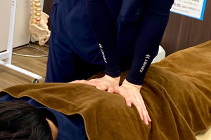 六実駅前整骨院の腰痛の施術風景画像です