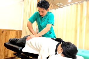 純心接骨院の腰痛の施術風景画像です。