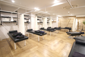 仙川の鍼灸整骨院で整体施術を受ける内観画像像