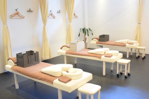 なごみの森接骨院　コーナン鎌倉大船院で整体施術を受ける内観画像像