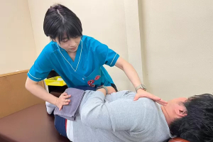 甲斐整骨院 薬院の整体の施術風景画像です。