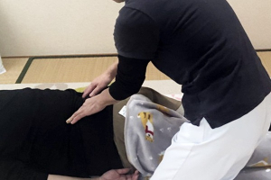 ままどれみの骨盤矯正施術の施術風景画像です。