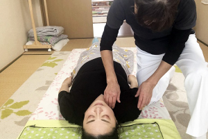 ままどれみの肩こりの施術風景画像です。