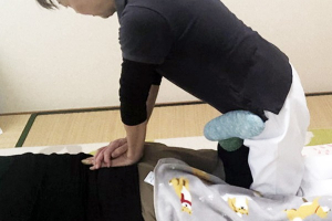 ままどれみの腰痛の施術風景画像です。