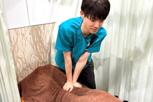 こころ整体院恵比寿院の骨盤矯正施術の施術風景画像です。