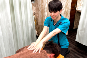 こころ整体院恵比寿院の肩こりの施術風景画像です。