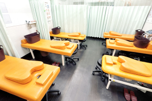 こころ整骨院 福岡赤坂大名院で整体施術を受ける内観画像