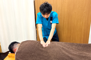 こころ整骨院　福岡赤坂大名院の腰痛の施術風景画像です。