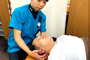 こころ整骨院　福岡赤坂大名院の肩こりの施術風景画像です。