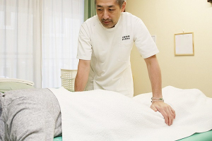 なかのや鍼灸整骨院　麻生院の膝痛の施術風景画像