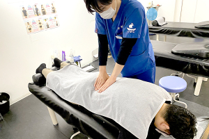 小林整骨院鍼灸院姫街道の骨盤矯正の施術画像