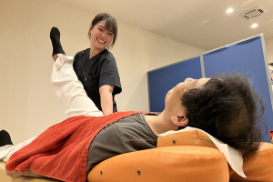 そね健康鍼灸整骨院　下曽根院の膝痛の施術風景画像です。
