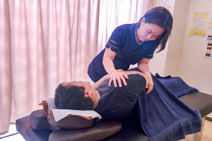 整体サロン　ルミナスの骨盤矯正の施術風景画像です。