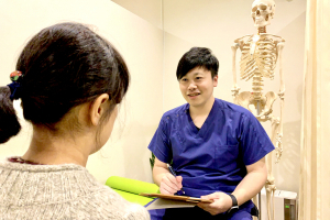 整骨院藤川のカウンセリング風景画像です。