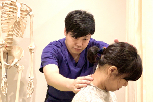 整骨院藤川の肩こりの施術風景画像です。