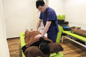 整骨院藤川の腰痛の施術風景画像です。