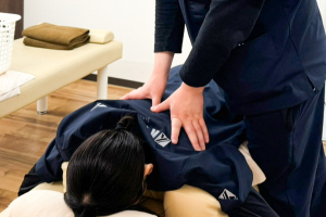 川口駅前接骨院の肩こりの施術風景画像です。