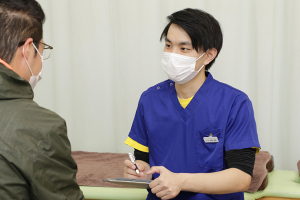 霞ヶ関駅前接骨院のカウンセリング風景画像です。