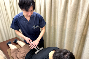 今池名倉堂鍼灸整骨院の整体の施術風景画像です。